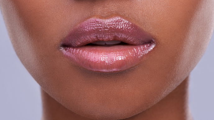 Beauty-Trend 2022: Vollere Lippen dank des "Frosted Lips"-Lipgloss