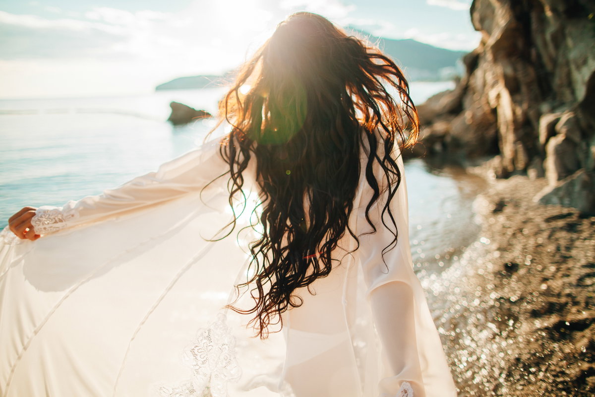 Frau mit glänzenden Haaren