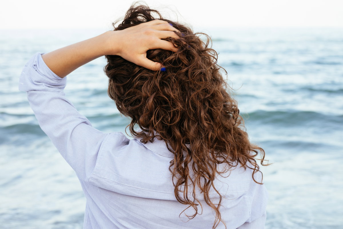 Frau am Strand mit langen Haaren