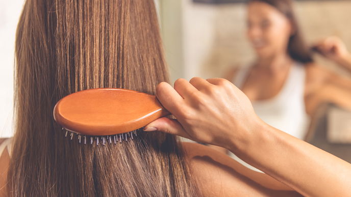 Frisuren-Trend 2022: Mit diesen 3 Dingen zerstörst du deine Haare unbewusst im Alltag
