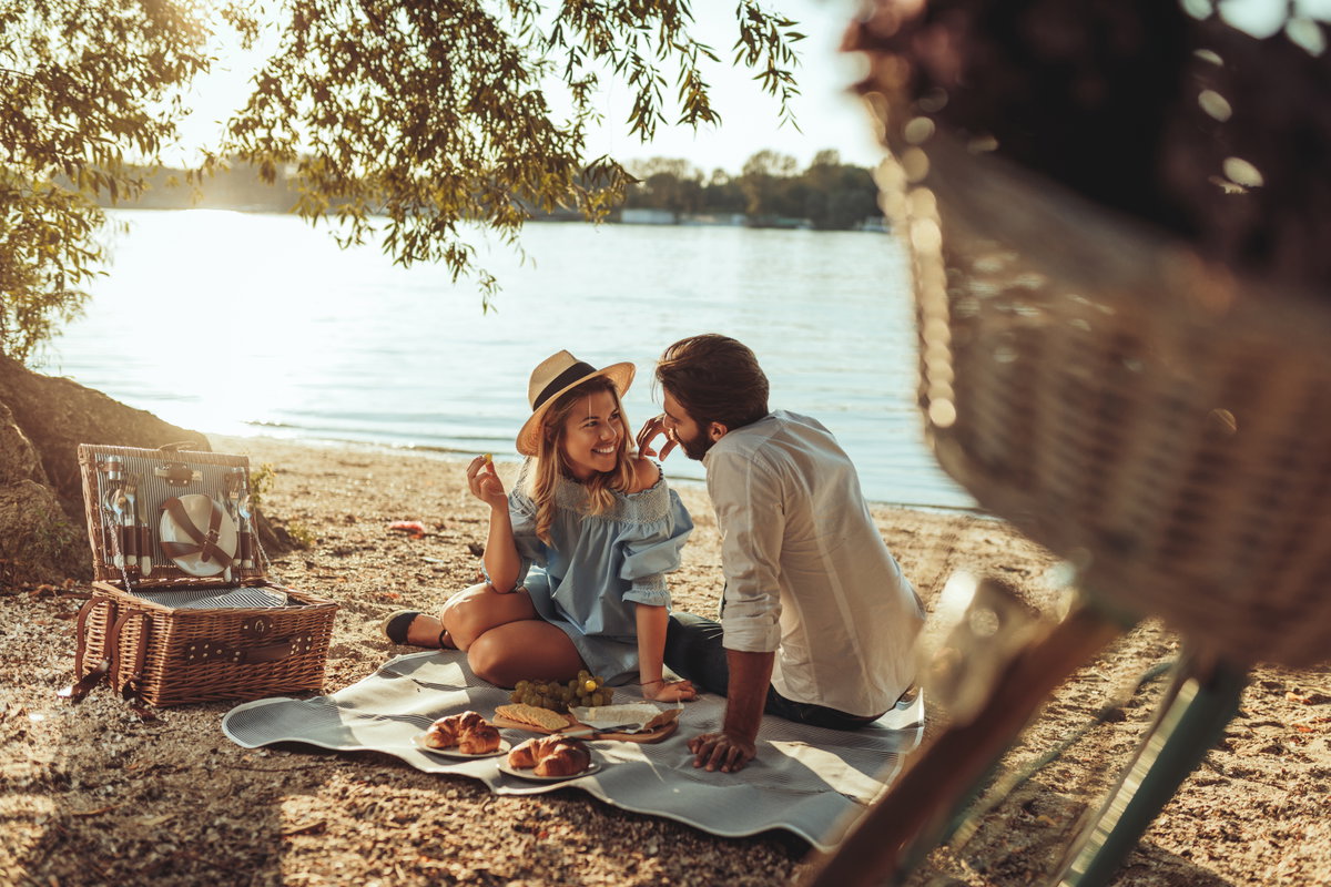 Frau und Mann beim ersten Date