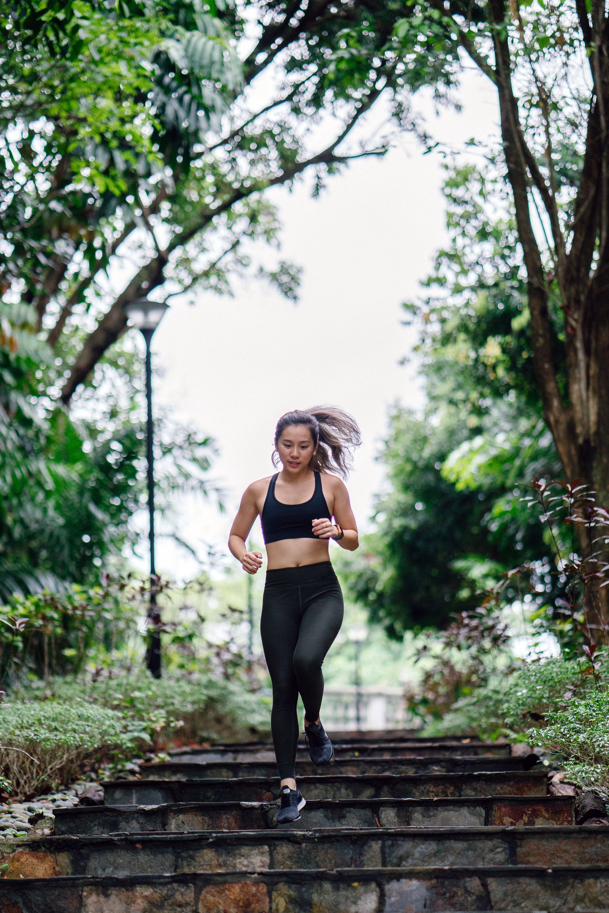 Frau joggt in Park