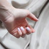 Nageltrend 2022: "Porcelain Nails" lassen deine Finger unfassbar elegant wirken