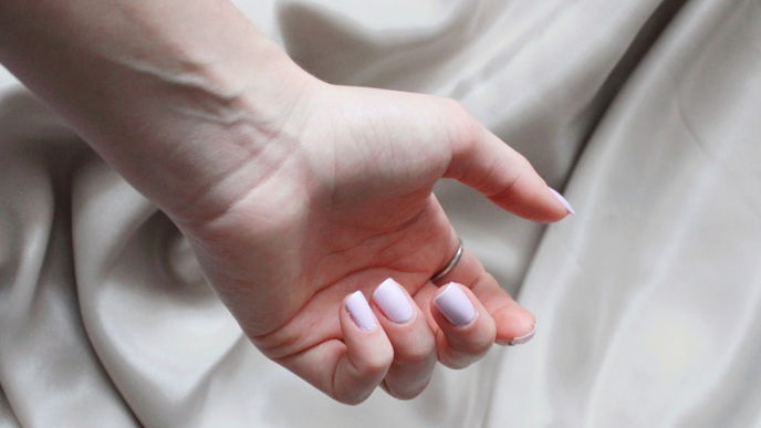Nageltrend 2022: "Porcelain Nails" lassen deine Finger unfassbar elegant wirken