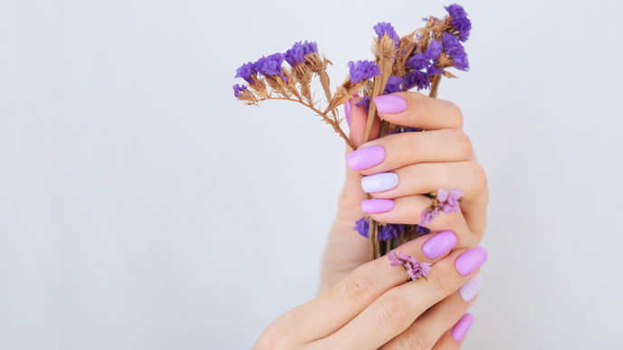 Nagel-Trend 2022: "Two-Tone-Nails" sehen wir im Sommer überall – und so machst du sie nach