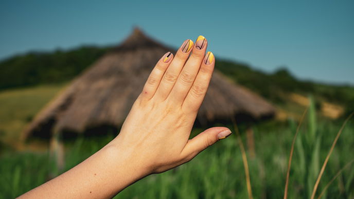 Nagel-Trend 2022: "Negative Space Nails" holen den Sommer auf die Fingerspitzen