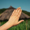Nagel-Trend 2022: "Negative Space Nails" holen den Sommer auf die Fingerspitzen
