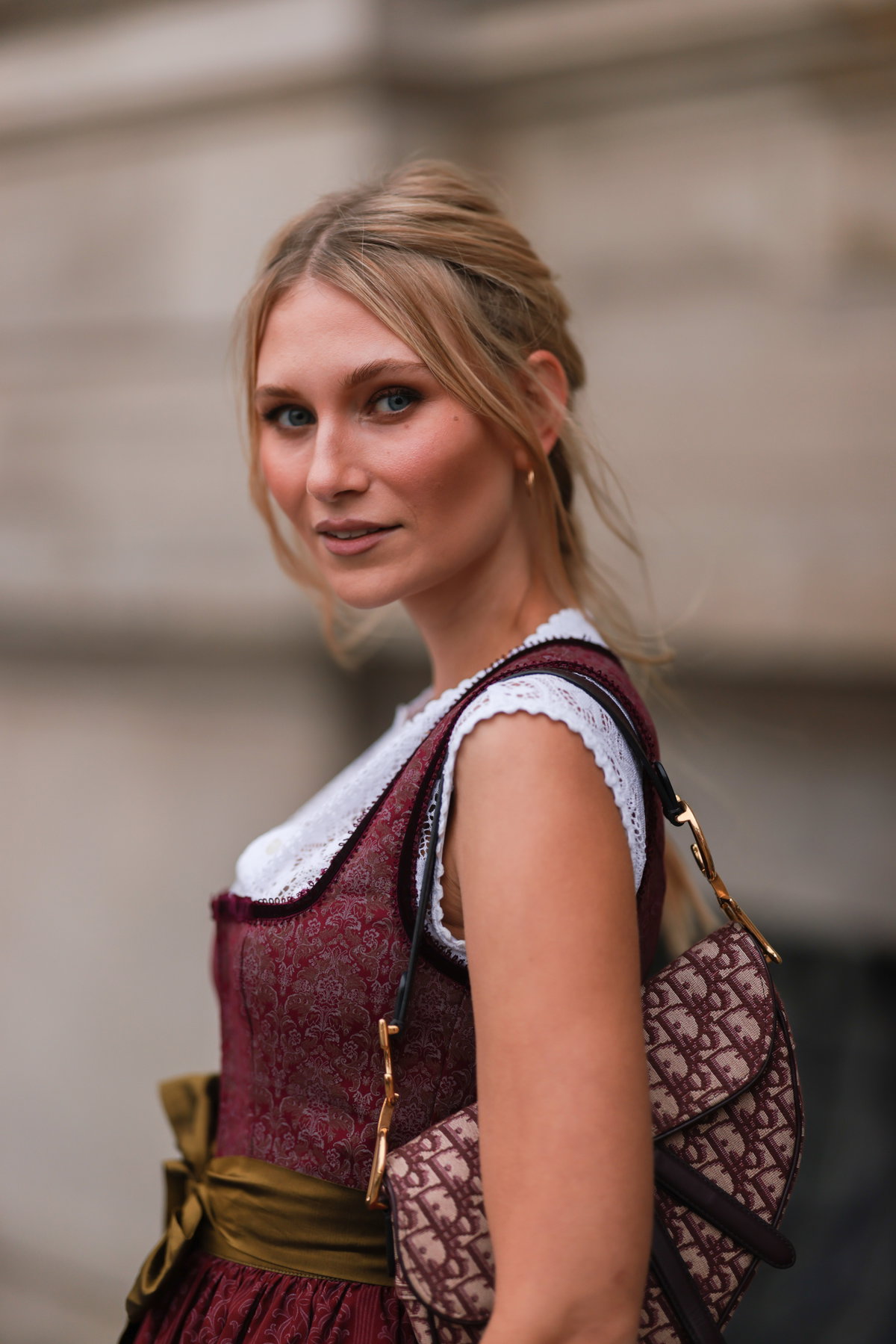 Frau in Dirndl