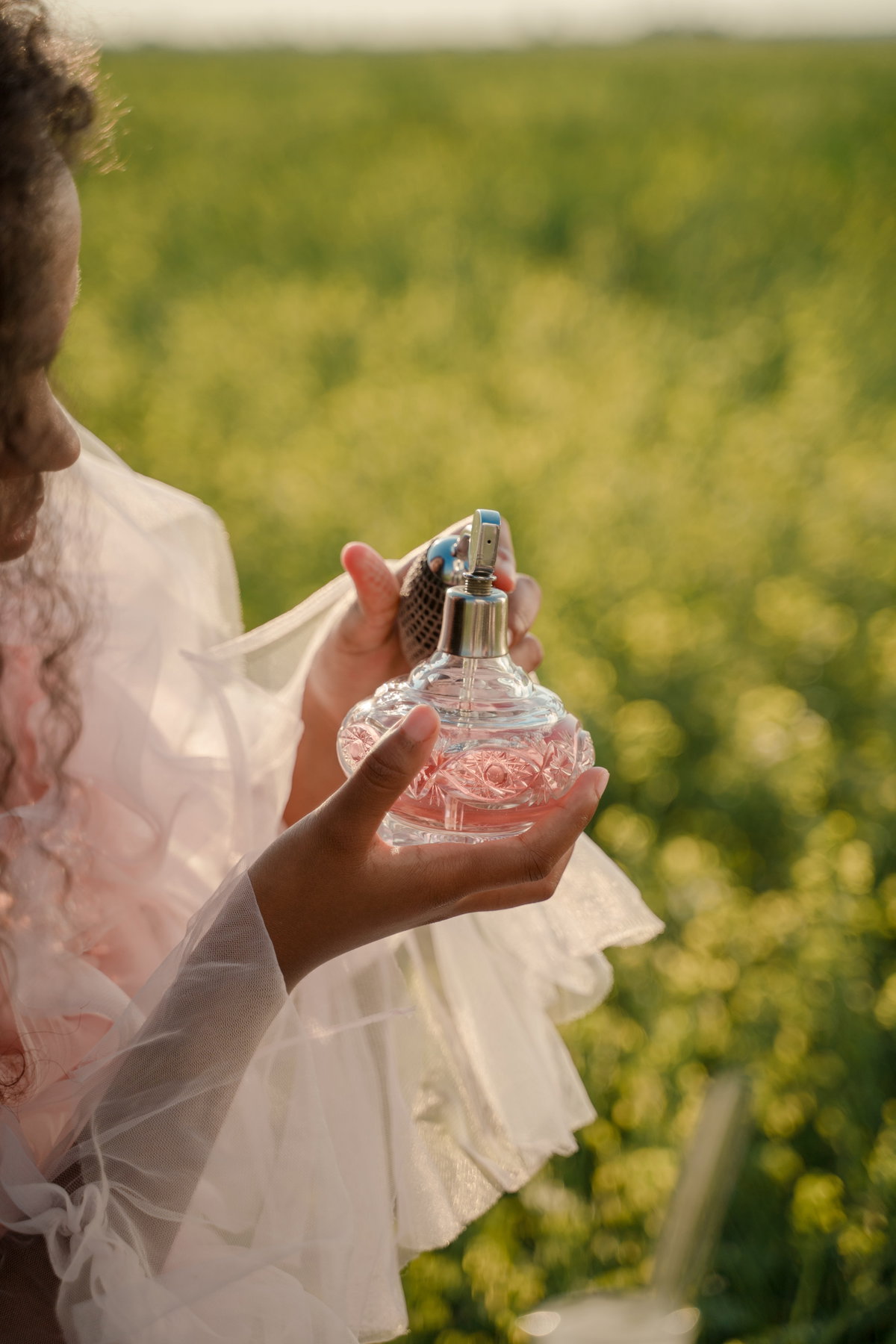 Frau mit Parfum Flakon in der Hand
