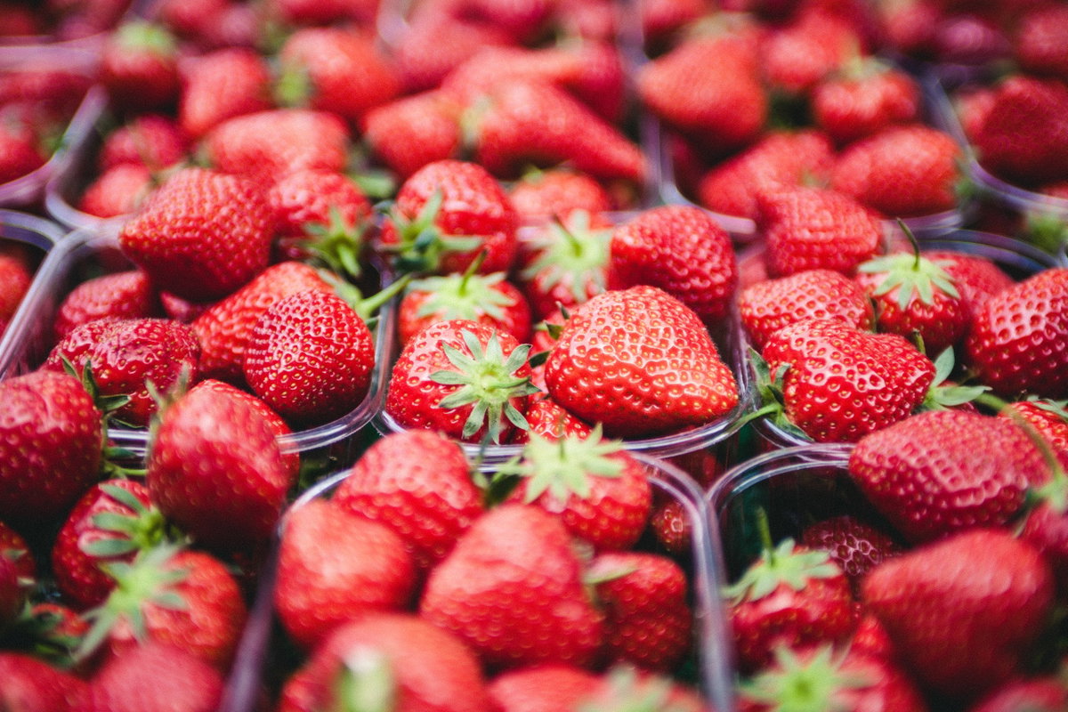 Erdbeeren in Plastikschale