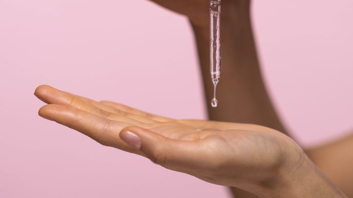 Statt Hyaluronsäure: Dieses günstige Serum schenkt deiner Haut noch mehr Feuchtigkeit