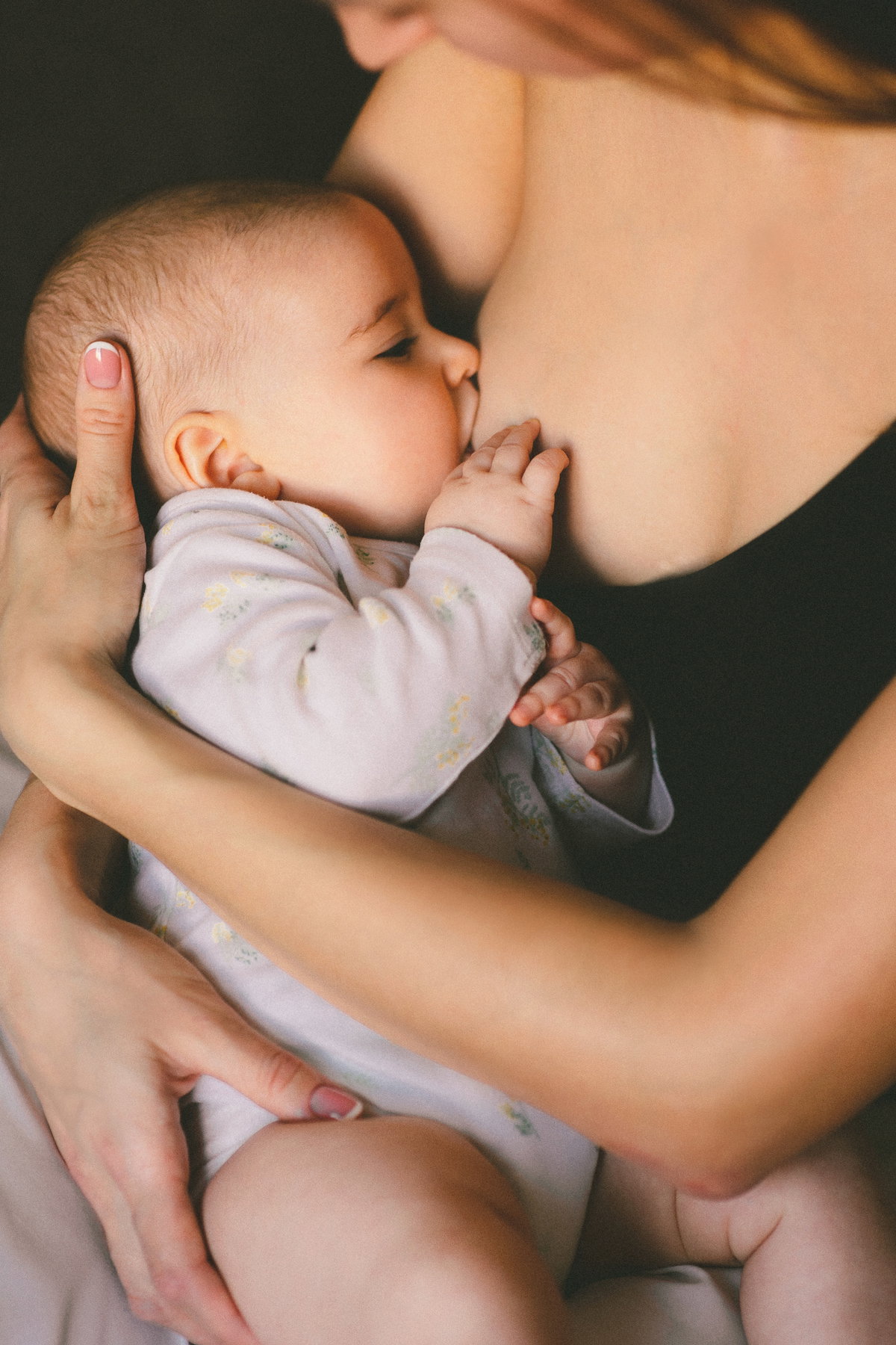 Mutter stillt Baby