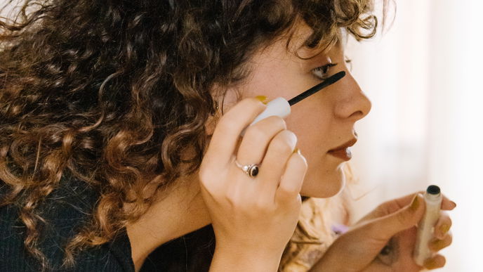 Wasserfeste Mascara: Diese Wimperntuschen verschmieren garantiert nicht