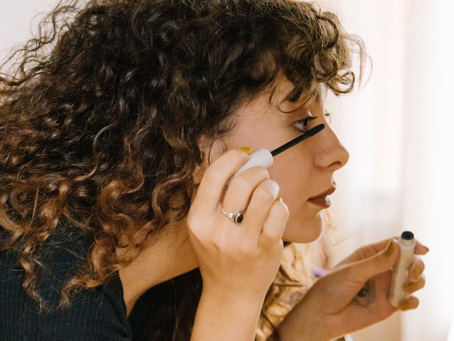 Frau trägt Mascara auf