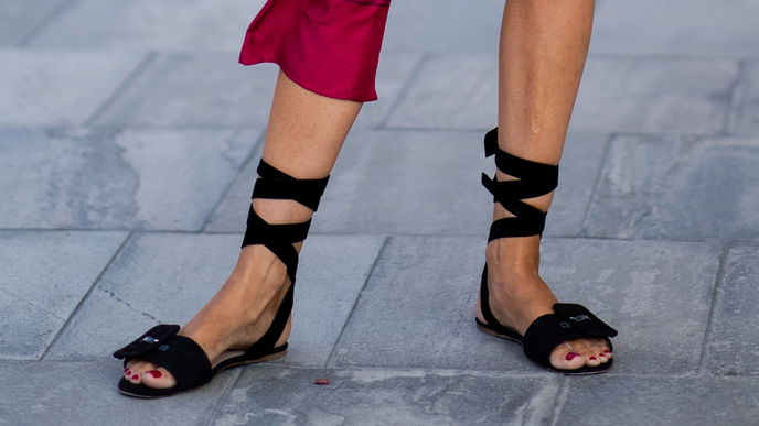 Schuh-Trend 2022: "Ankle Tie"-Sandalen geben dir unendlich lange Beine