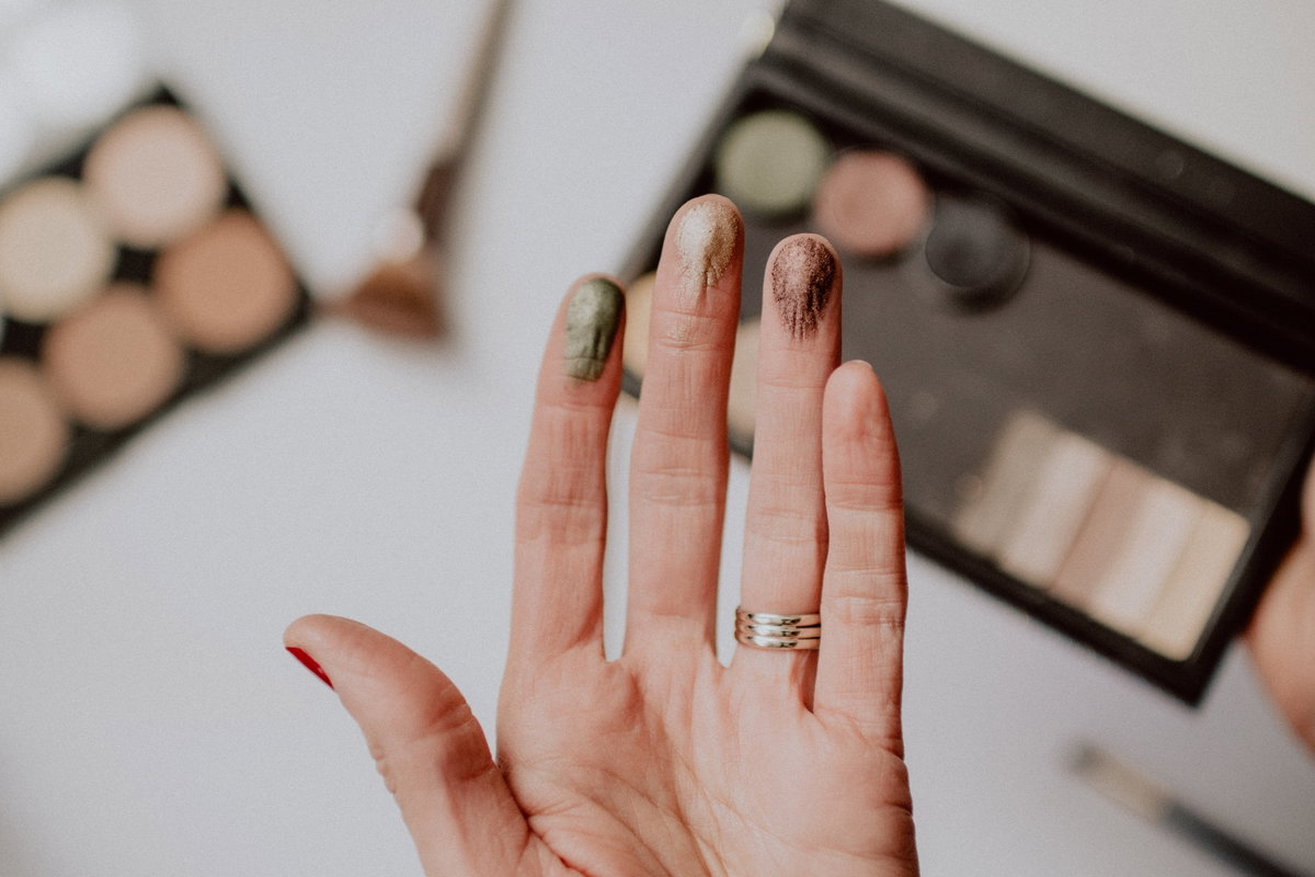 Lidschatten auf Finger