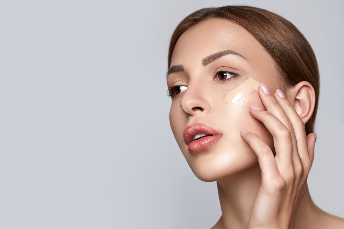 Frau trägt BB Cream im Gesicht auf