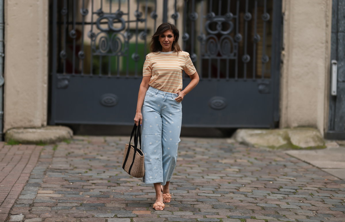 Frau mit weiter Jeans