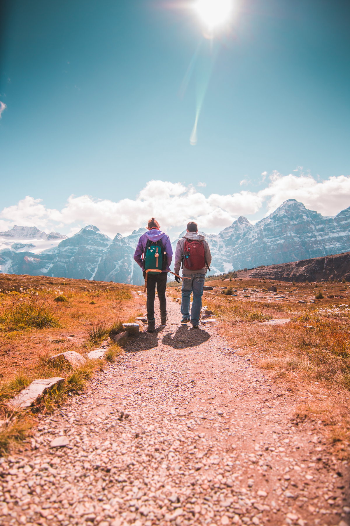 Zwei Rucksacktouristen beim Wandern