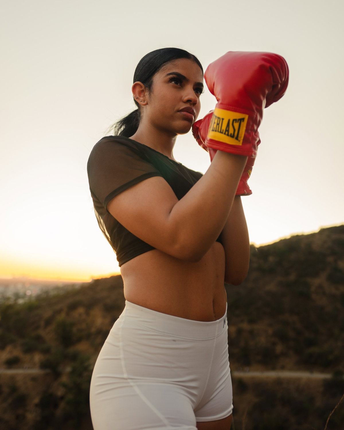 Frau beim Boxen mit enger Sporthose