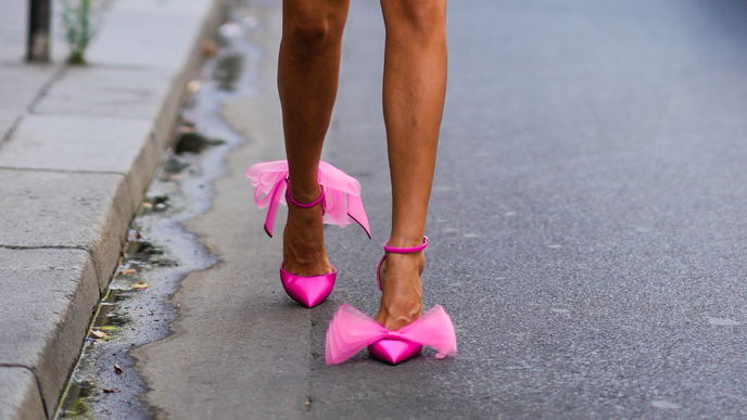 Schuh-Trend 2022: "Cinderella Shoes" zaubern deinem Outfit einen feminin-märchenhaften Look!