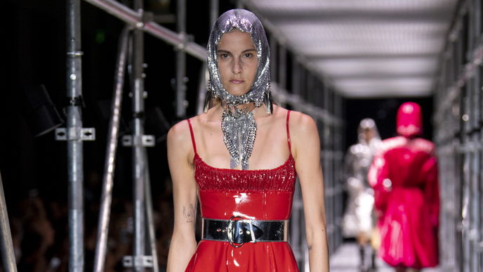 Mode-Trend 2022: "Domina-Couture" bringt Lack und Leder auf die Laufstege
