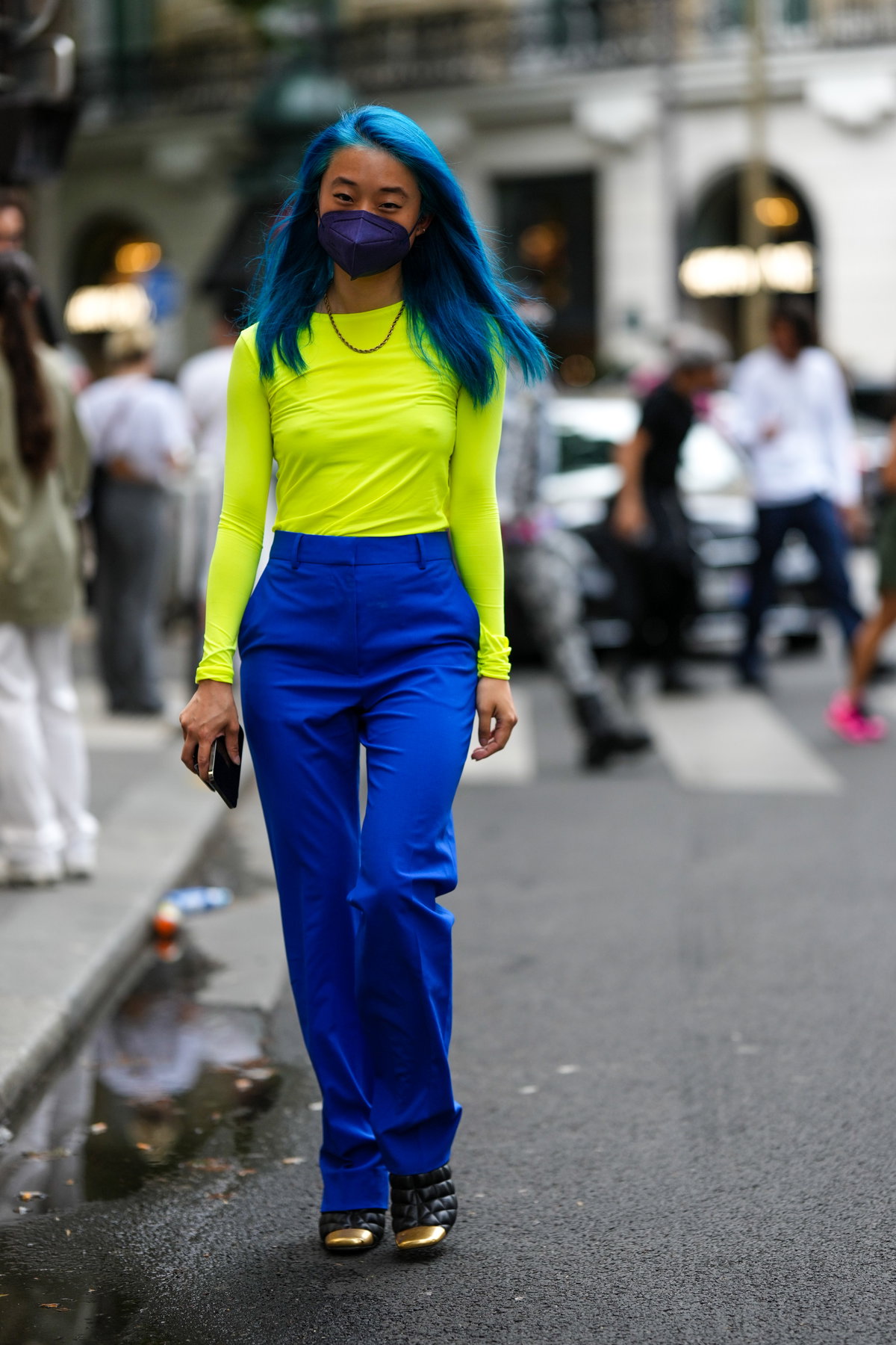 Person in blauer Hose