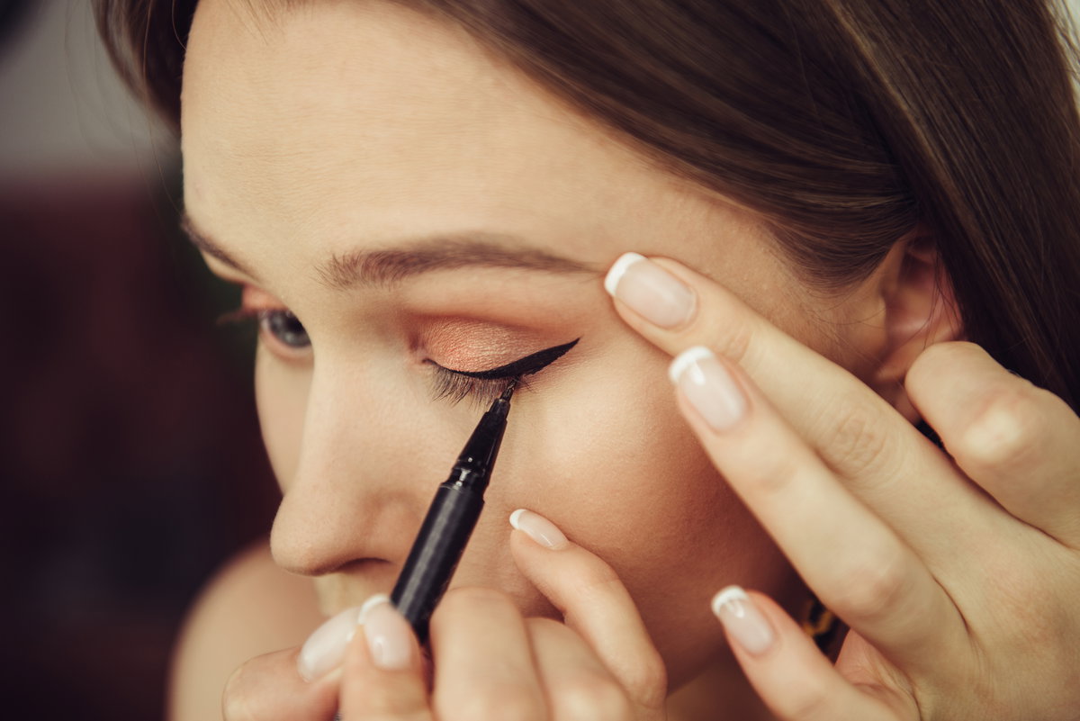 Frau trägt Eyeliner auf