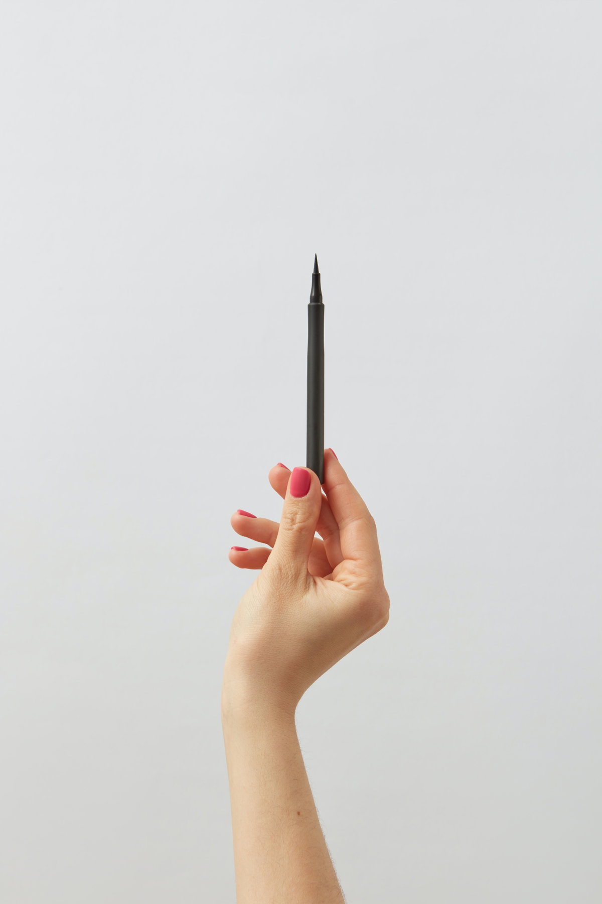 Eyeliner wird hochgehalten