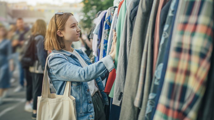 Sommeroutfit auf dem Flohmarkt kaufen? SO geht Retro-Shopping