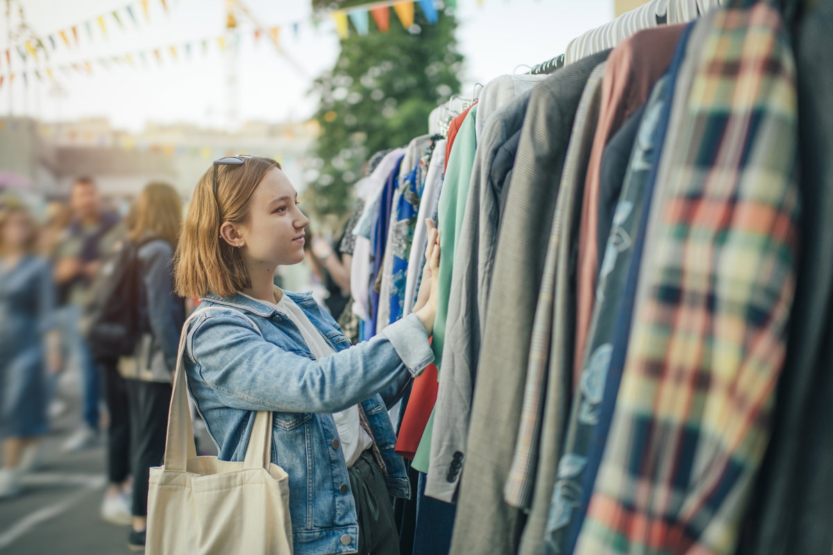 Frau auf Flohmarkt