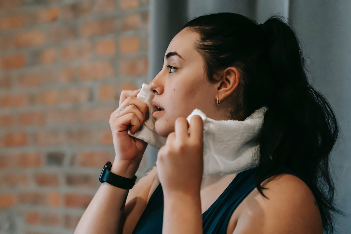 Frau mit Zopf beim Sport