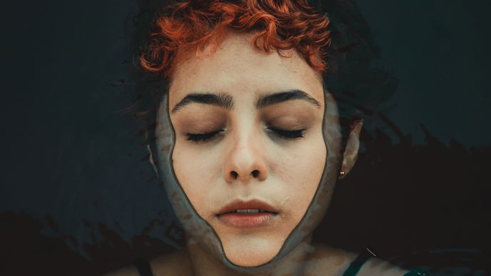 Psychologie: Unterdrückst du deine Gefühle? Diese 3 körperlichen Anzeichen verraten es dir