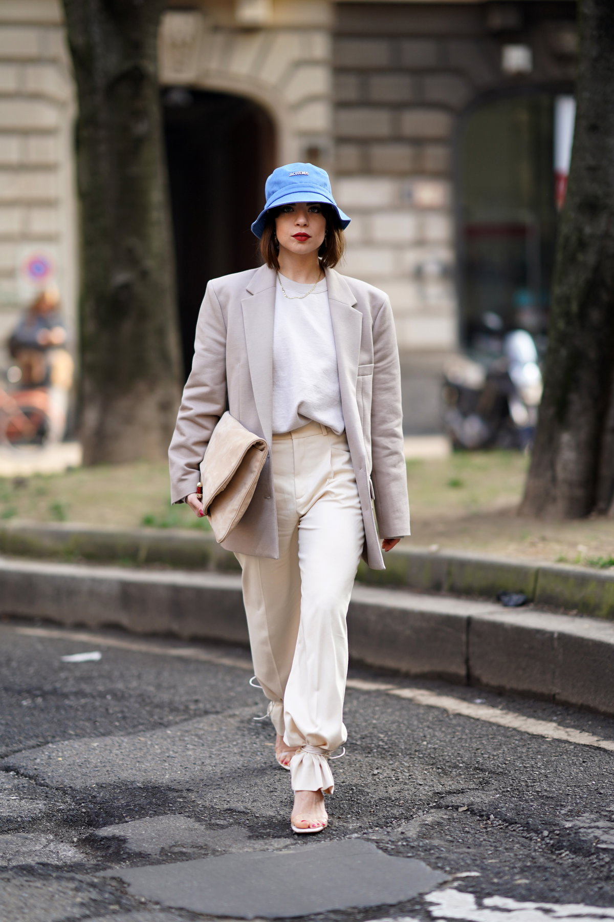Outift mit beigem Blazer und Fischerhut