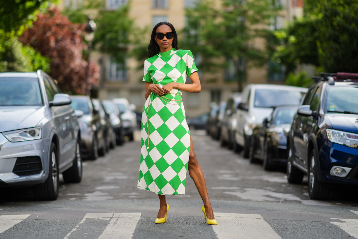 Frau trägt Midi-Kleid