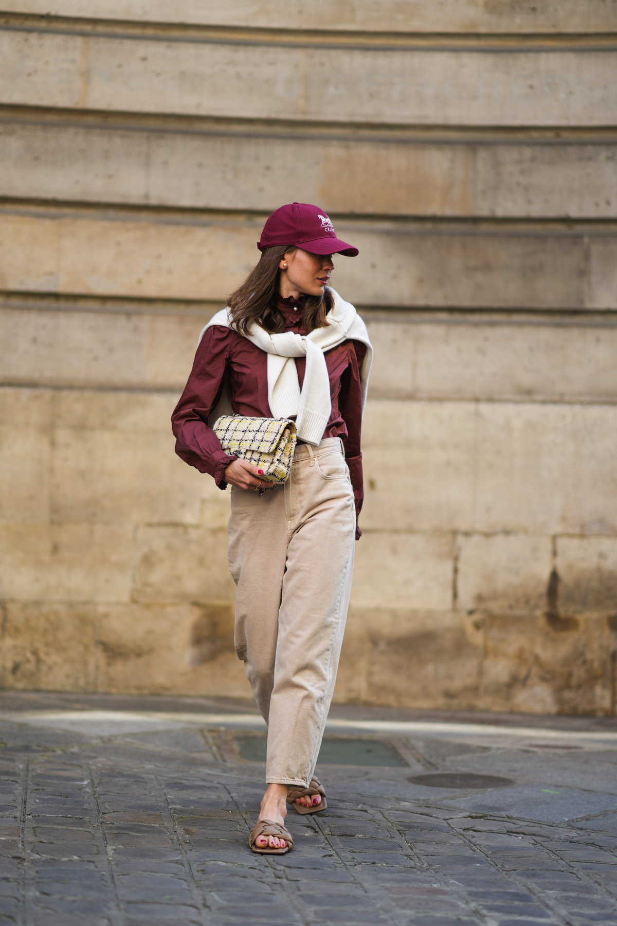 Frau trägt Baseball Cap
