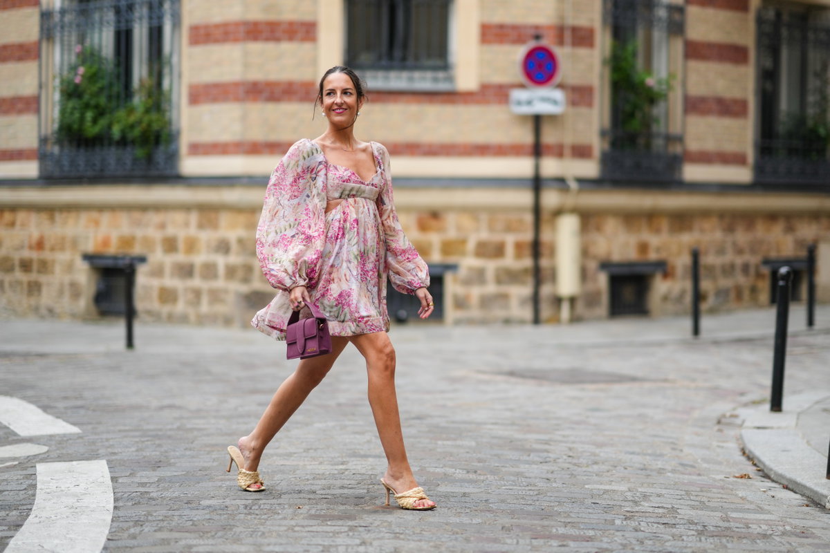 Frau trägt Sommerkleid