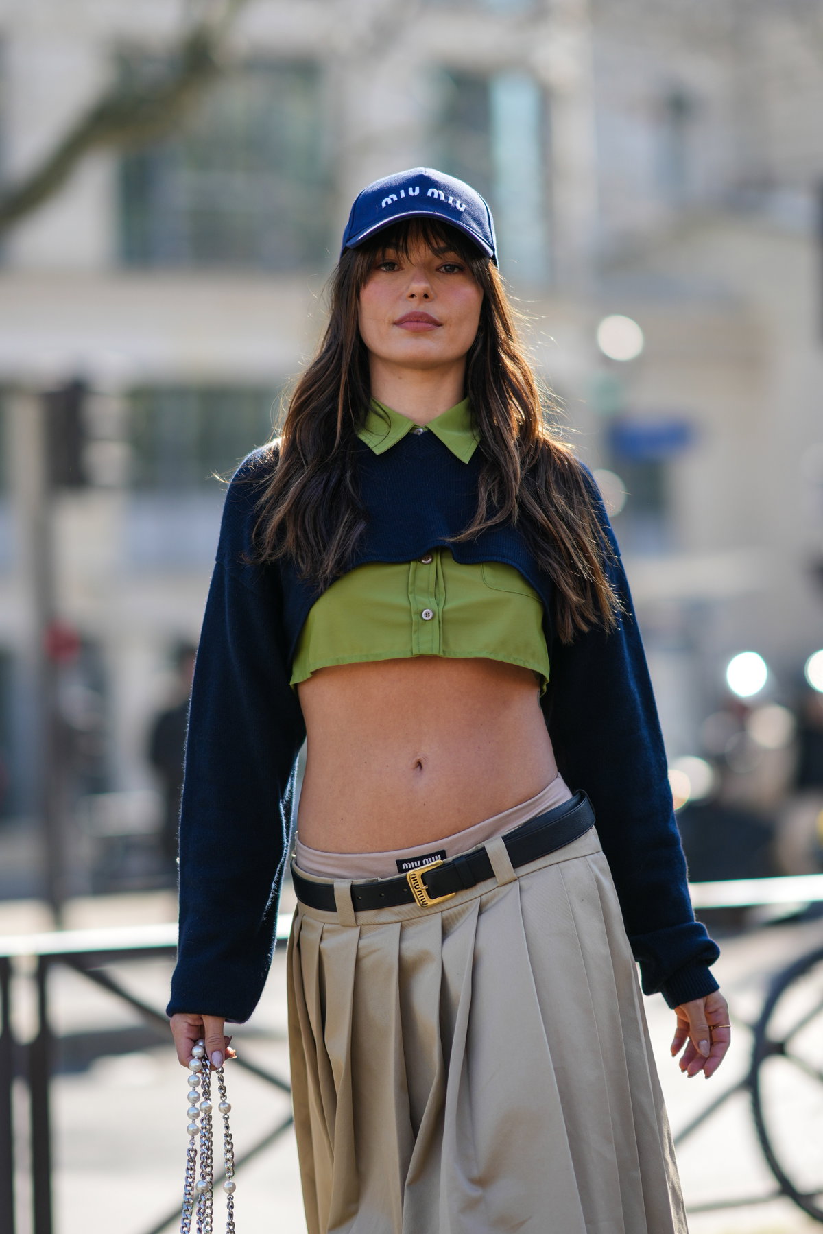 Frau trägt Baseball Cap