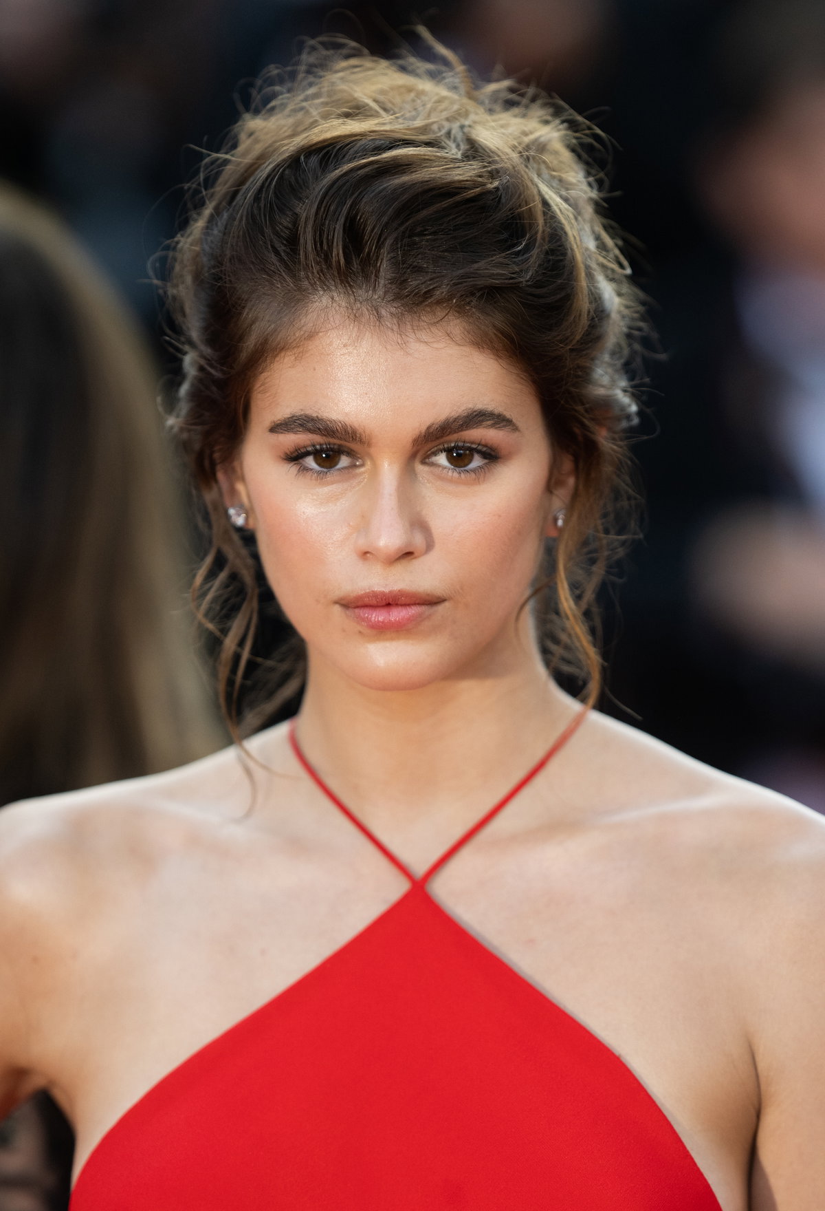 Kaia Gerber trägt volle Augenbrauen