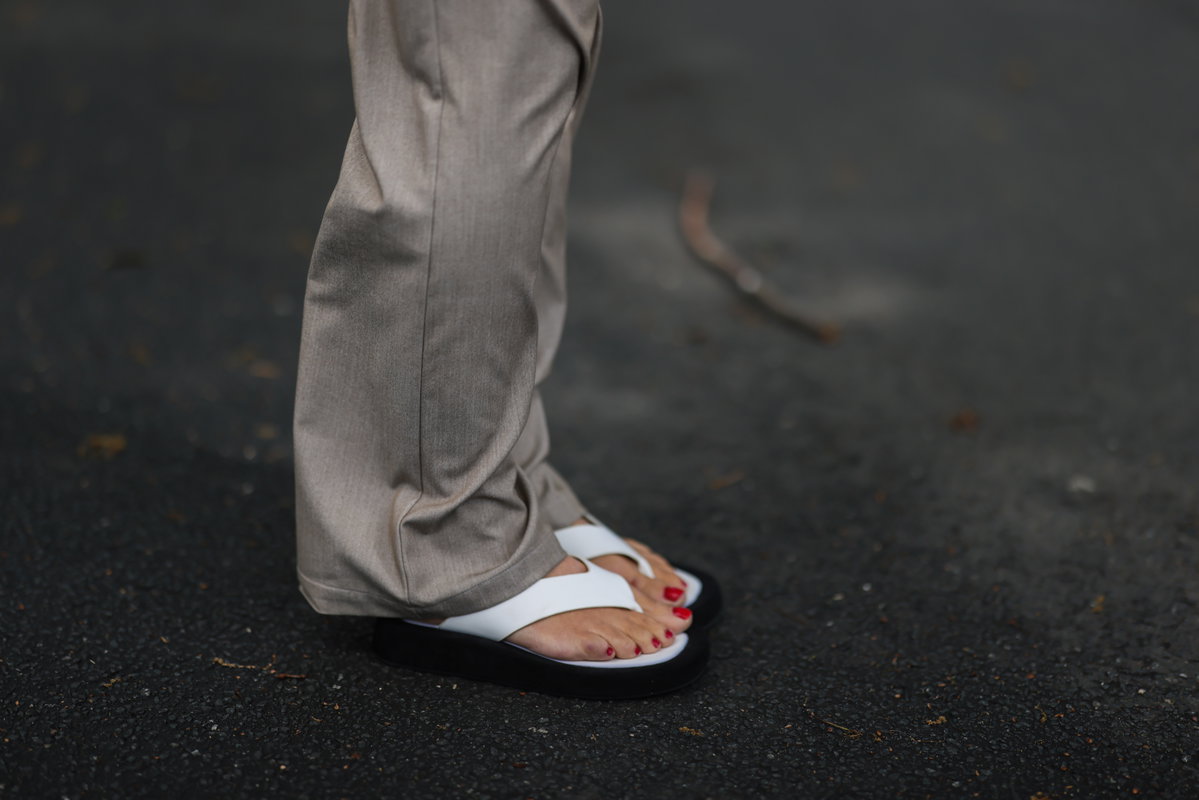Frau trägt Chunky Flip Flops