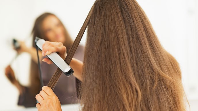Haare glätten: Die besten Tipps für das richtige Styling