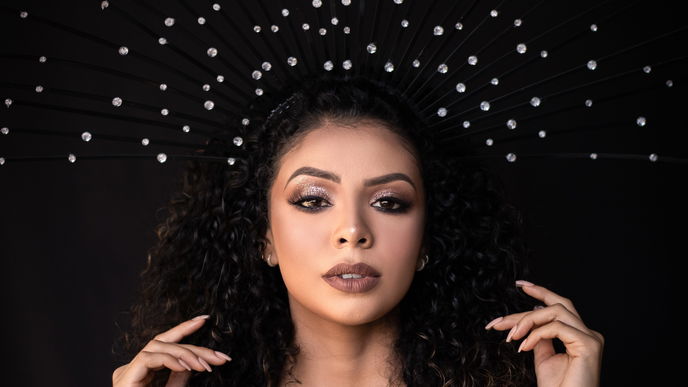 Frisurentrend 2022: TikTok stempelt sich Glitzersteine in die Haare