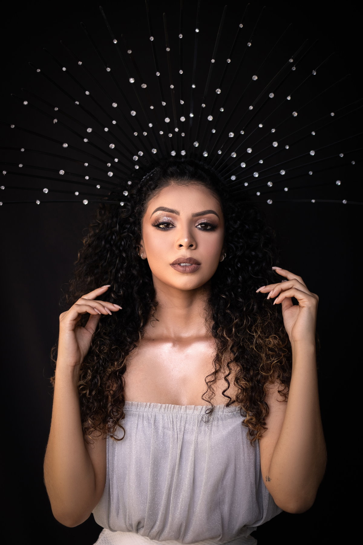 Frau mit Glitzersteinen in den Haaren