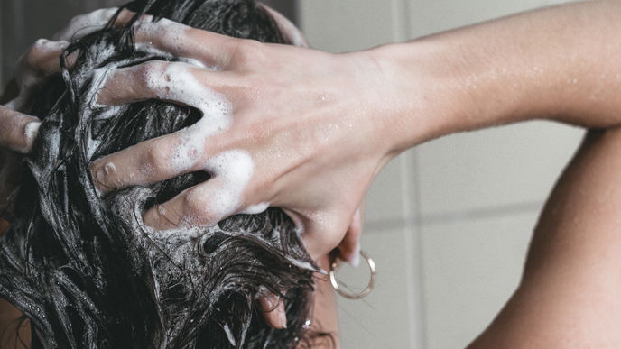 Morgens oder Abends: Wann ist der beste Zeitpunkt, um die Haare zu waschen?