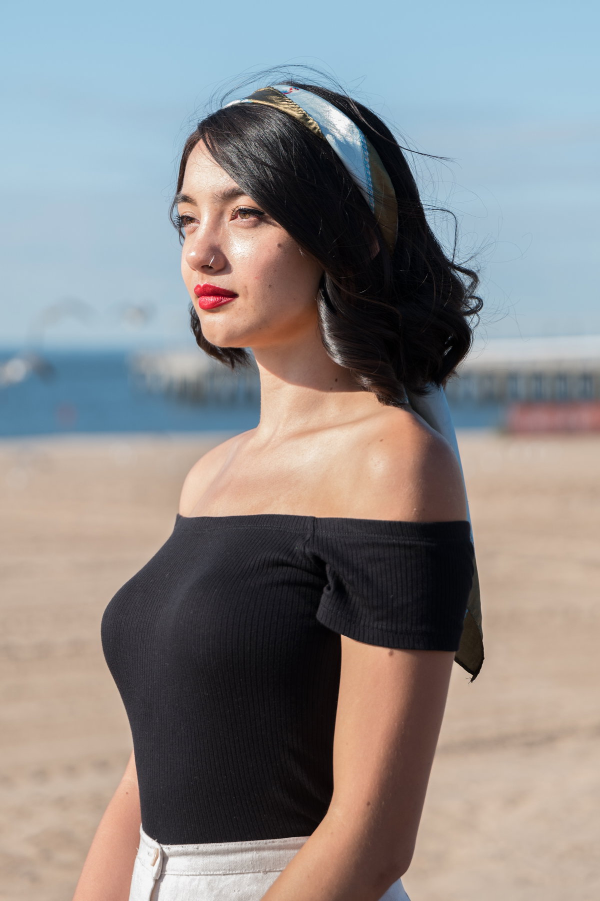 Frau mit Haarband am Strand