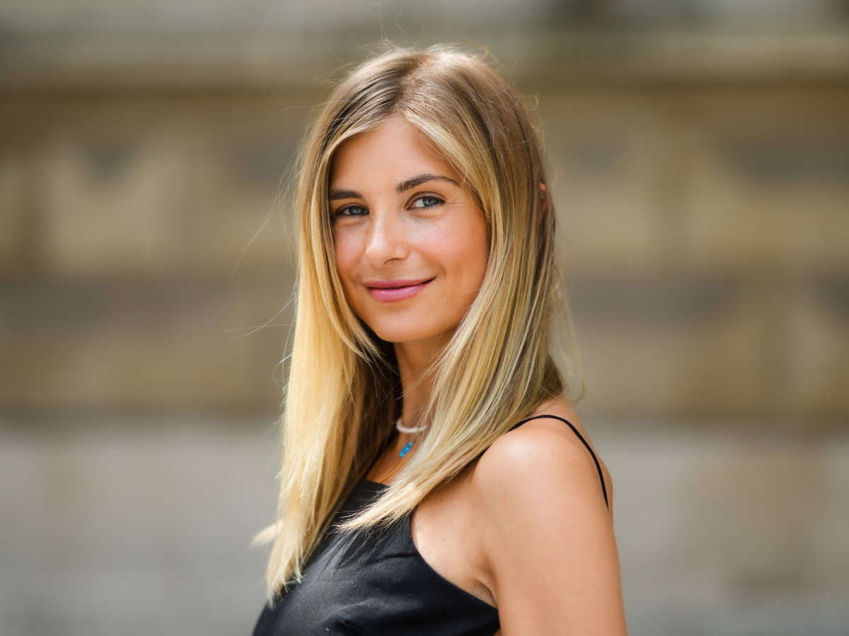 Frau mit blonden Haaren