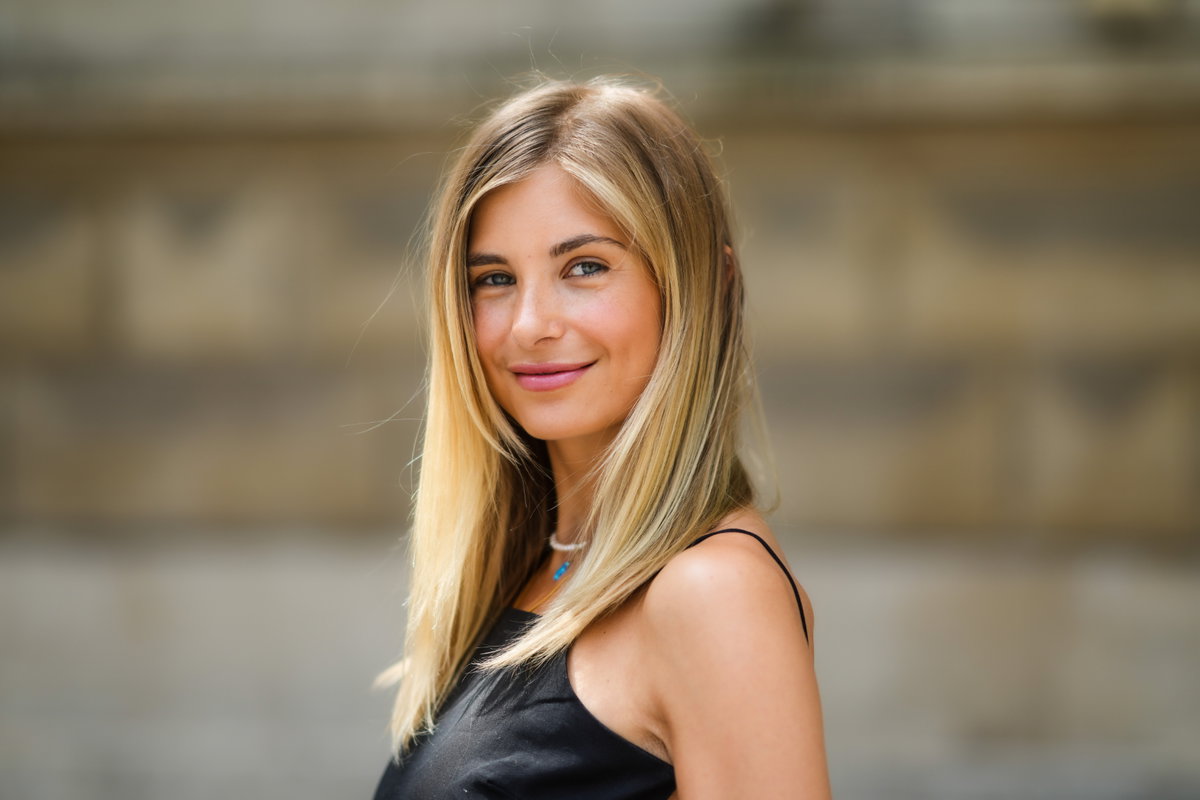 Frau mit blonden Haaren