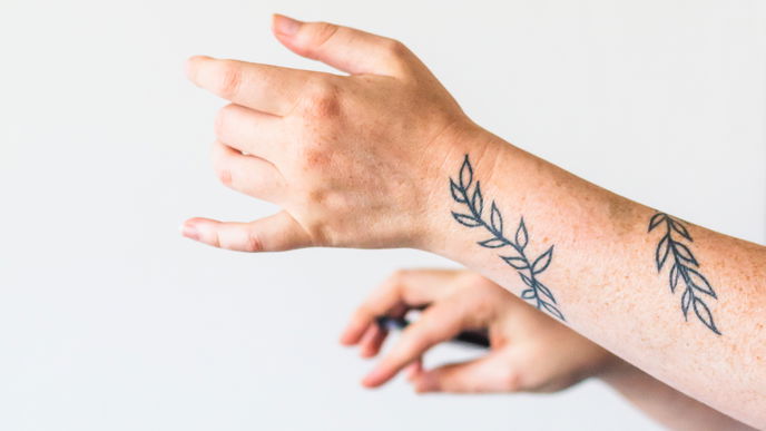 Handpoke Tattoo: Alle Infos und unsere Erfahrungen mit der handgestochenen Tätowierung