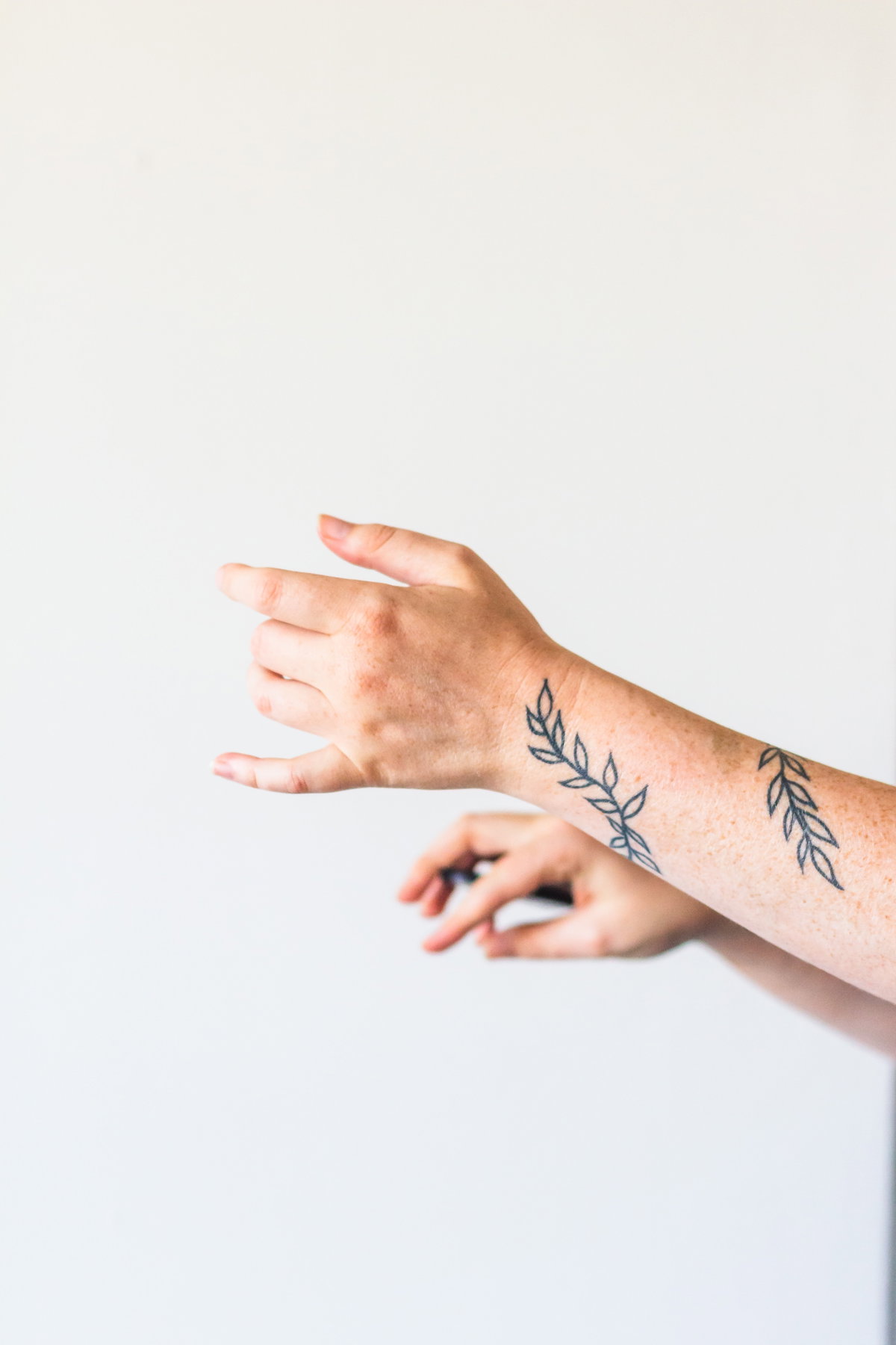 Handpoke Tattoo auf Armen