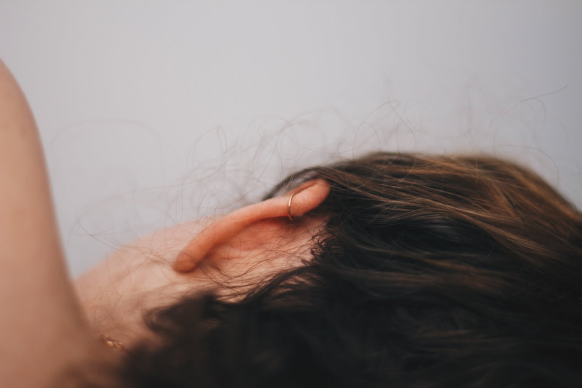 Frau mit Helix Piercing